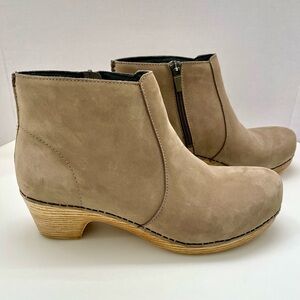 Dansko Maria Ankle Clog Booties Tan Milled Nubuck Leather Womens 40 Sz 9.5-10